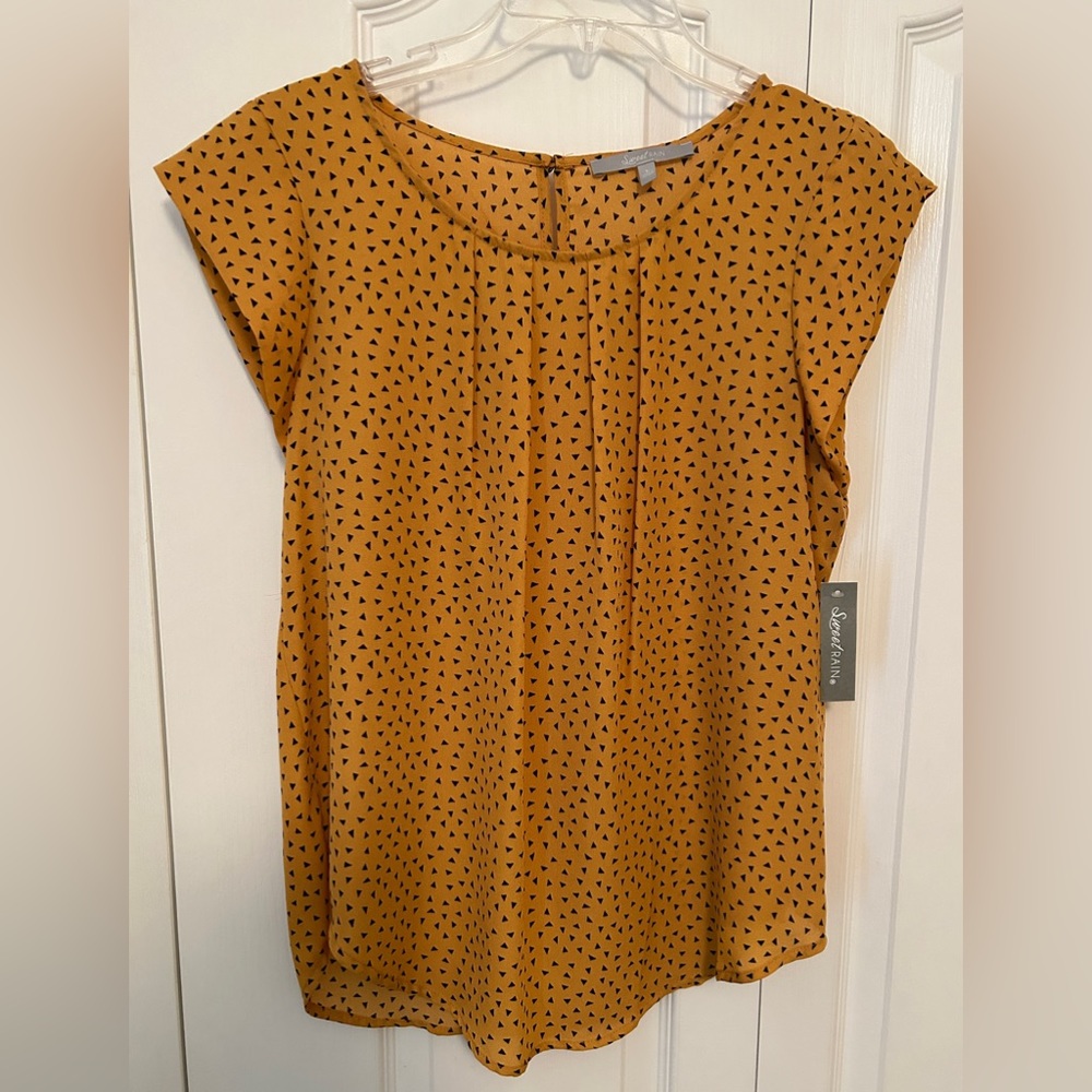 Sweet Rain: Gold/black short sleeve blouse with button back. Size L
